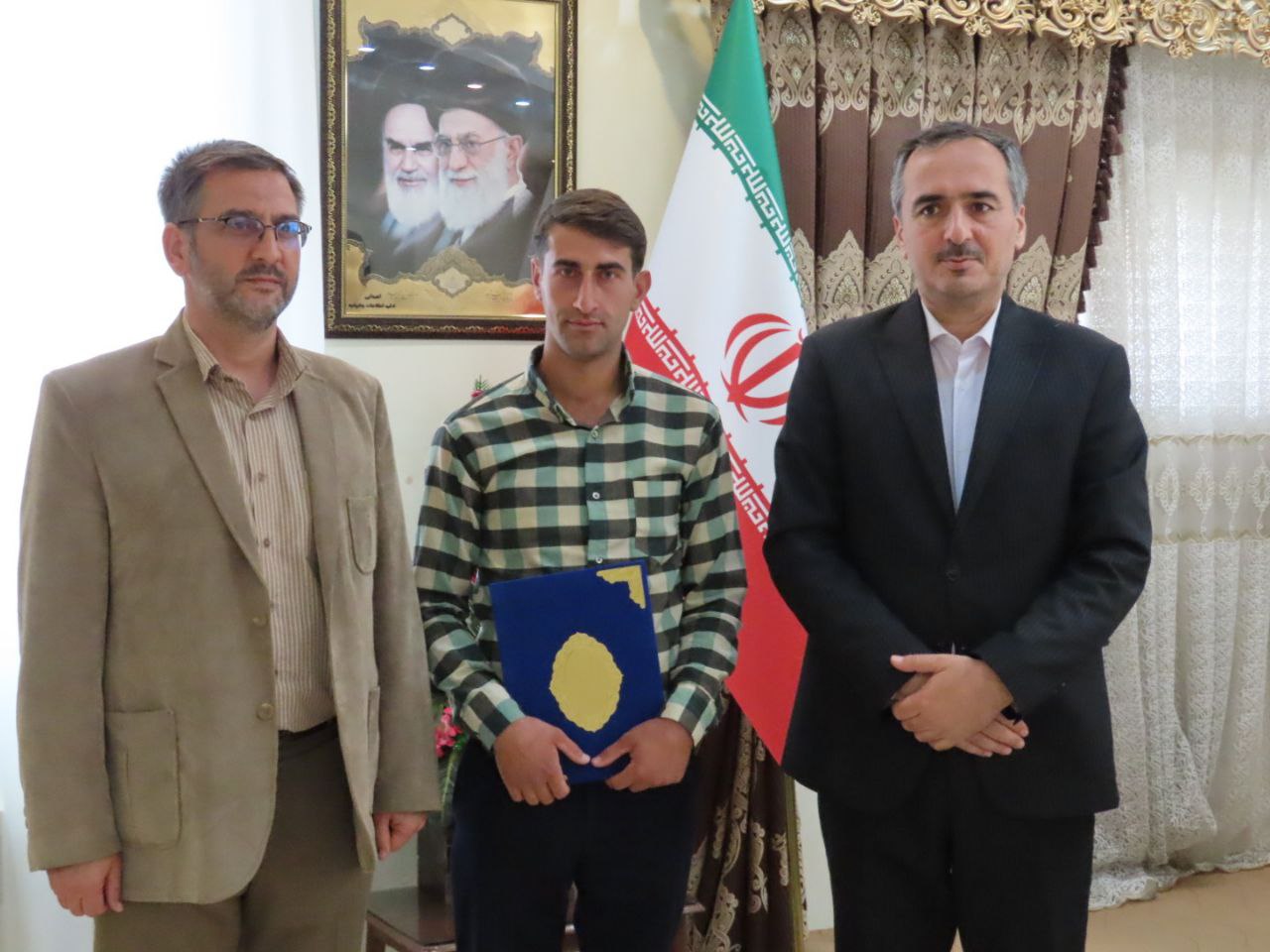تجلیل از دهیار روستای قوچاش از توابع بخش حاجیلار شهرستان چایپاره