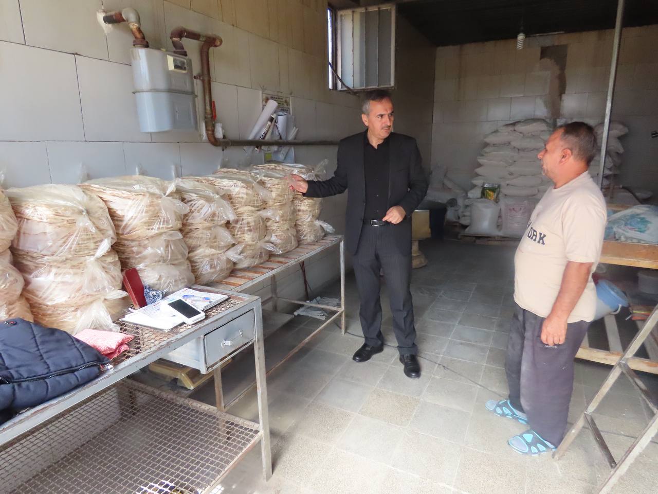 بازدید سرزده فرماندار از نانوایی روستای تاج خاتون