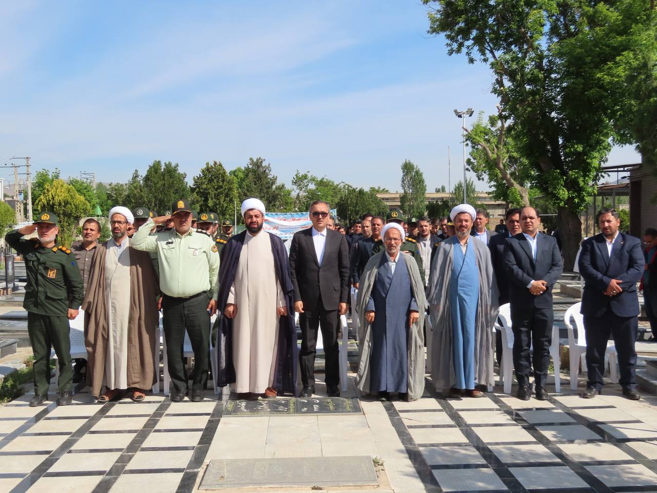 غبار روبی و عطرافشانی گلزار شهدای شهرستان چایپاره