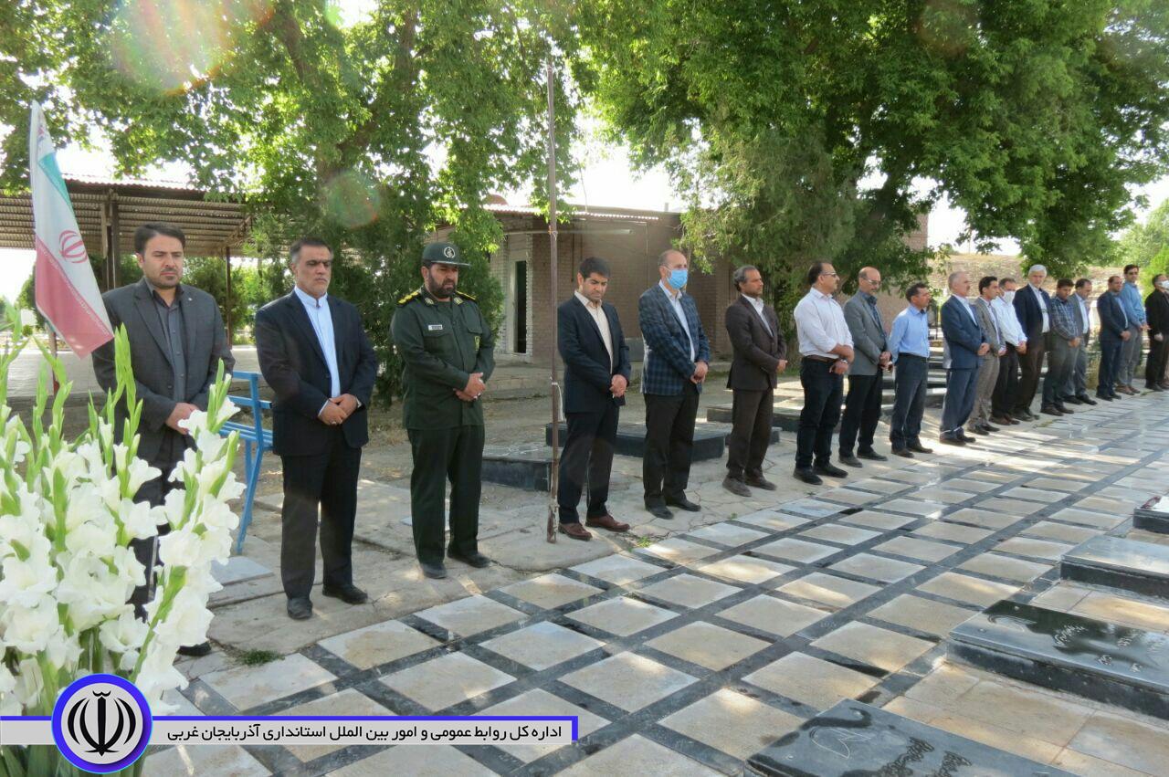 آئین غبارروبی و عطر افشانی مزار شهداء در شهرستان چایپاره برگزار شد.