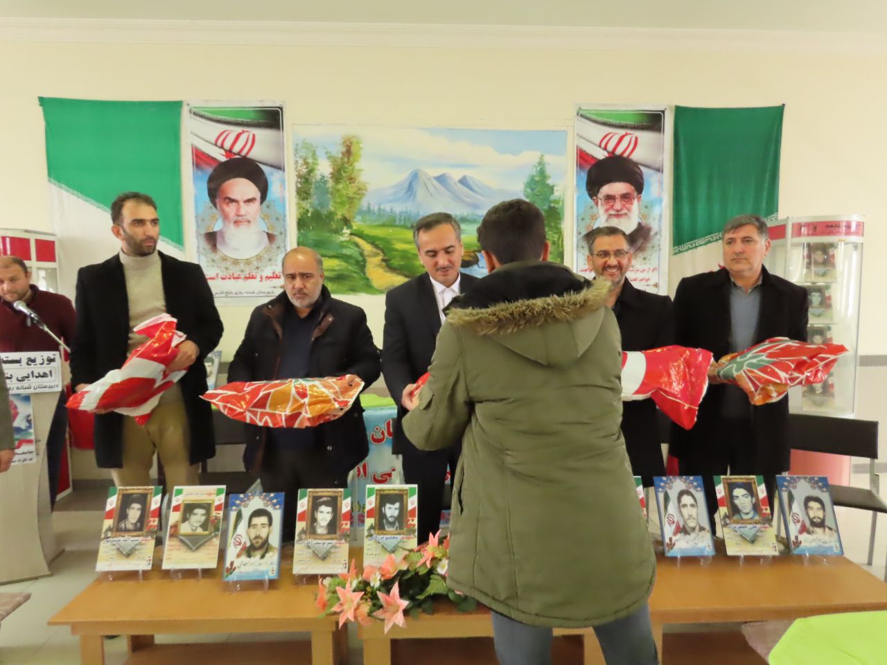 توزیع 100 بسته آموزشی و فرهنگی در دبیرستان خلیج فارس حاجیلار
