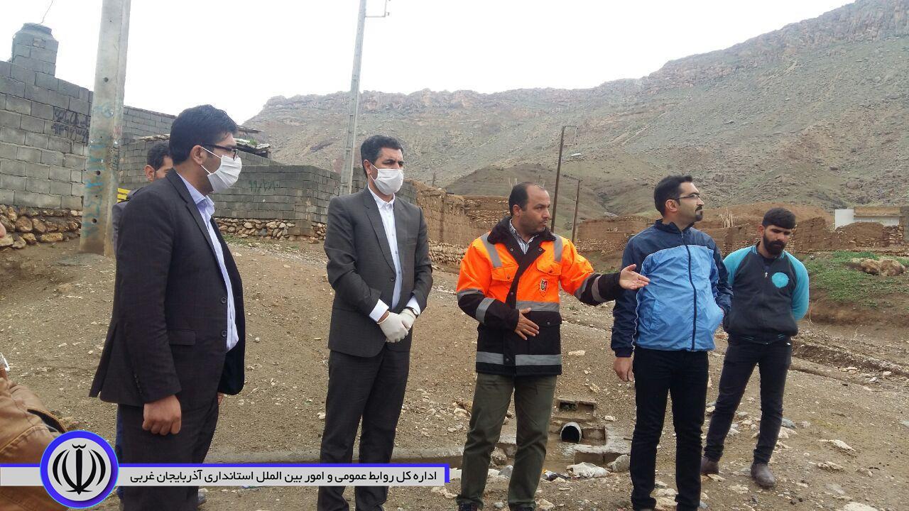 بازدید میدانی بخشدار بخش مرکزی به همراه رئیس اداره راهداری و حمل و نقل جاده ای و دهیار روستا از نقاط آسیب دیده روستای شوریک در پی جاری شدن سیلاب در این روستا