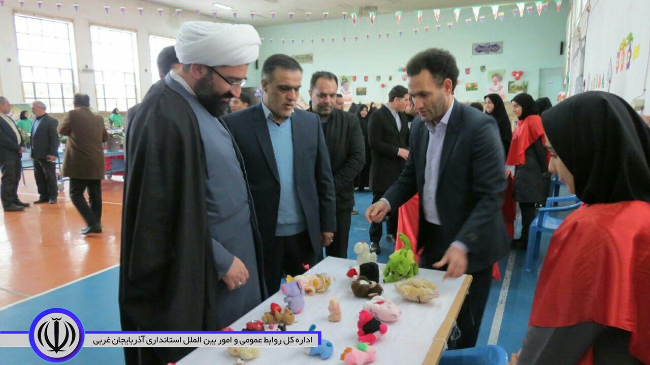 افتتاح نمایشگاه آثار هنری ودستی دانش آموزی به مناسبت دهه مبارک فجر درشهرستان چایپاره برگزارشد.
