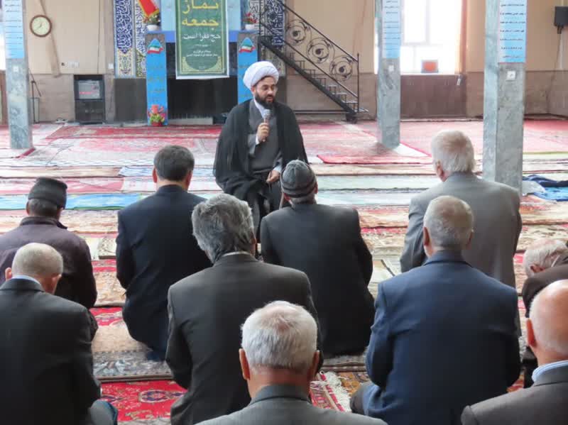 برگزاری نماز ظهر و عصر به امامت حجت الاسلام و المسلمین مهدی پور مدیر ستاد اقامه نماز استان
