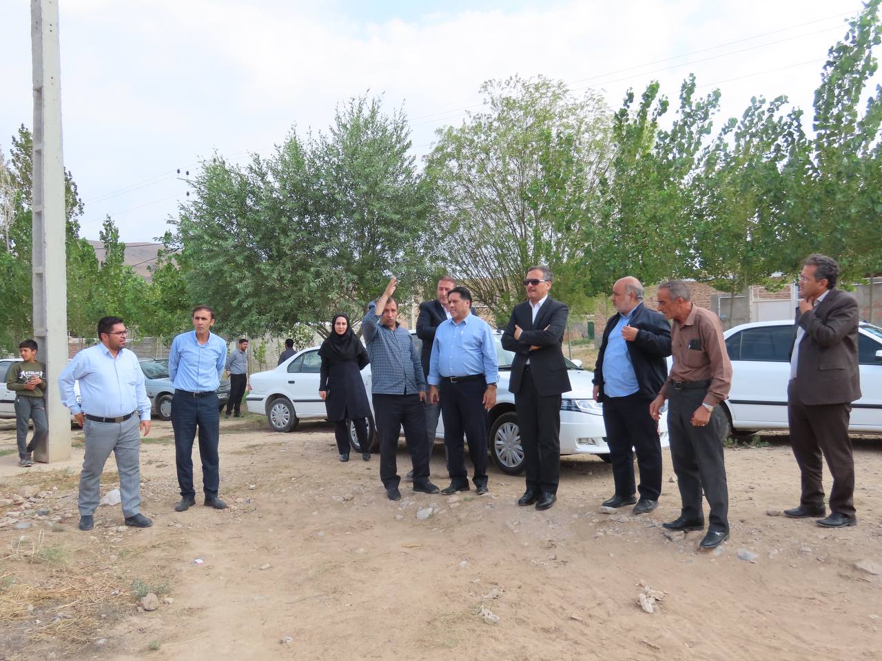 بازدید میدانی فرماندار از محل زمین احداث خانه بهداشت و چمن مصنوعی روستای بابل آباد
