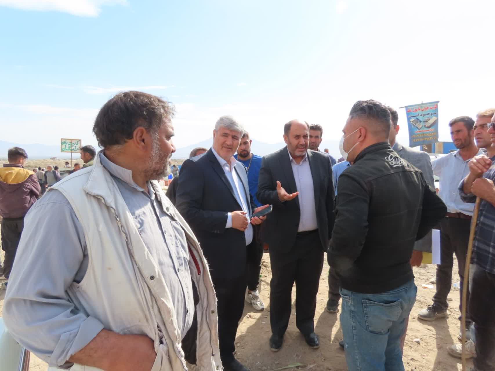 با پیگیری های مجدانه رضا اقلیمیان فرماندار چایپاره و نماینده مردم شهرستان در مجلس شورای اسلامی و حضور مدیر کل دامپزشکی استان در شهرستان، مشکل اساسی دامداران و چوبداران در اخذ گواهی حمل دامپزشکی و انتق