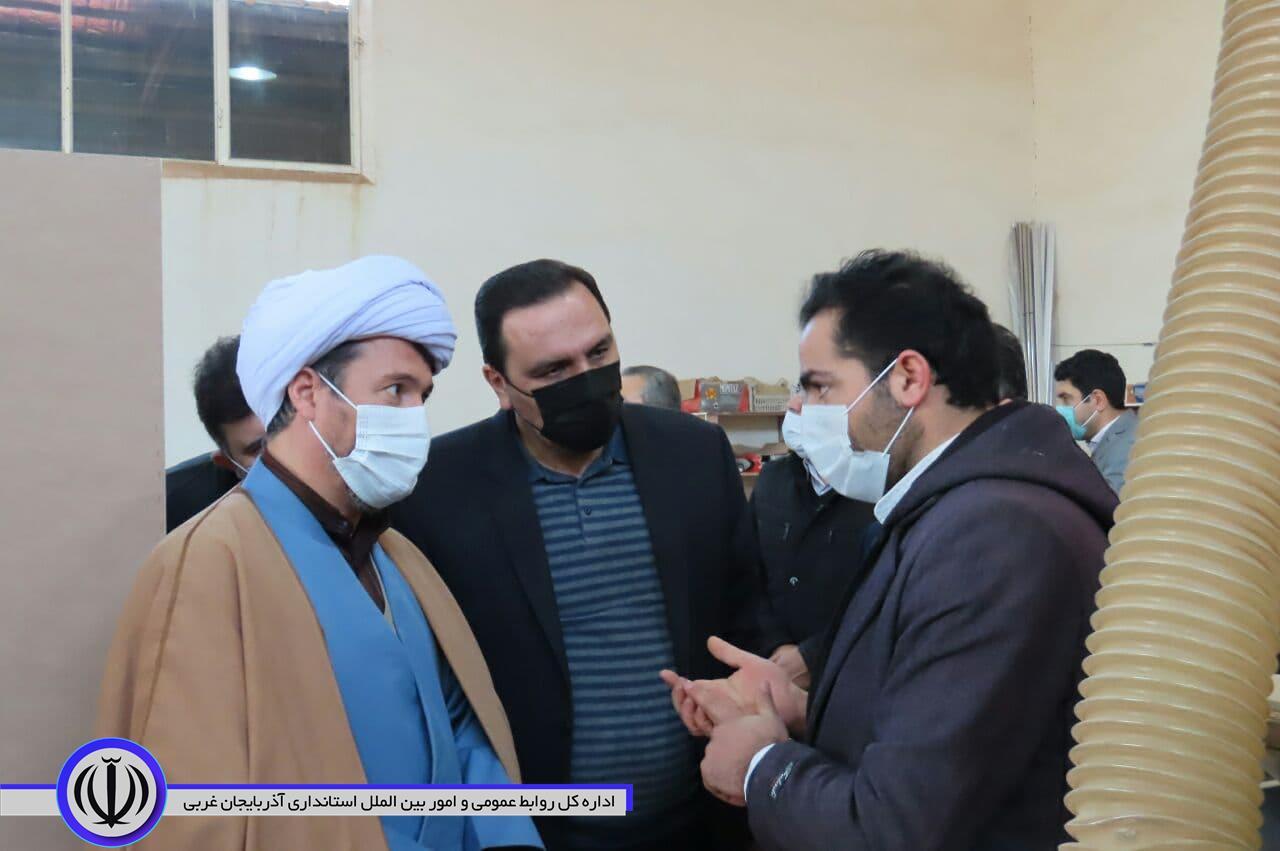 همزمان با سومین روز از دهه مبارک فجرافتتاح کارگاه تولید صنایع چوبی و کارگاه خیاطی درشهرستان چایپاره برگزار شد.
