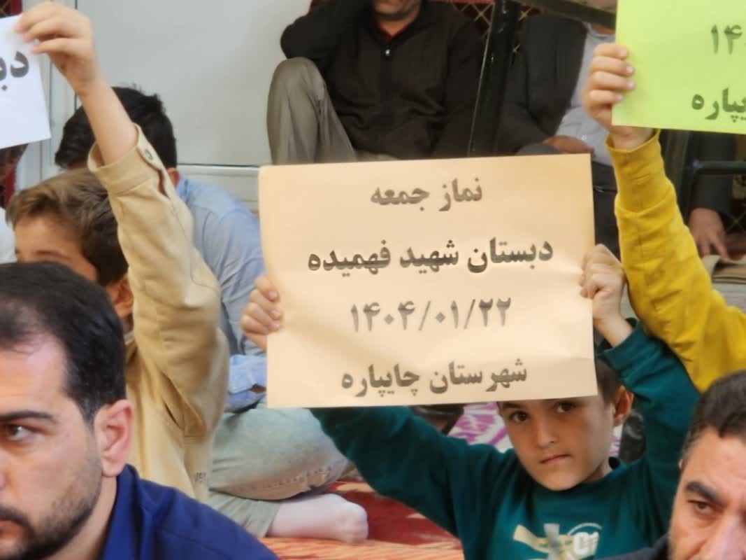 حضور جمعی از دانش آموزان مدارس در نماز عبادی سیاسی جمعه