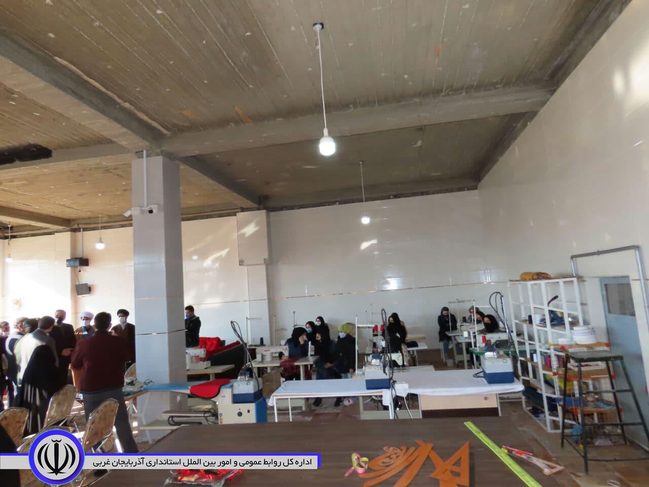 همزمان با سومین روز از دهه مبارک فجرافتتاح کارگاه تولید صنایع چوبی و کارگاه خیاطی درشهرستان چایپاره برگزار شد.