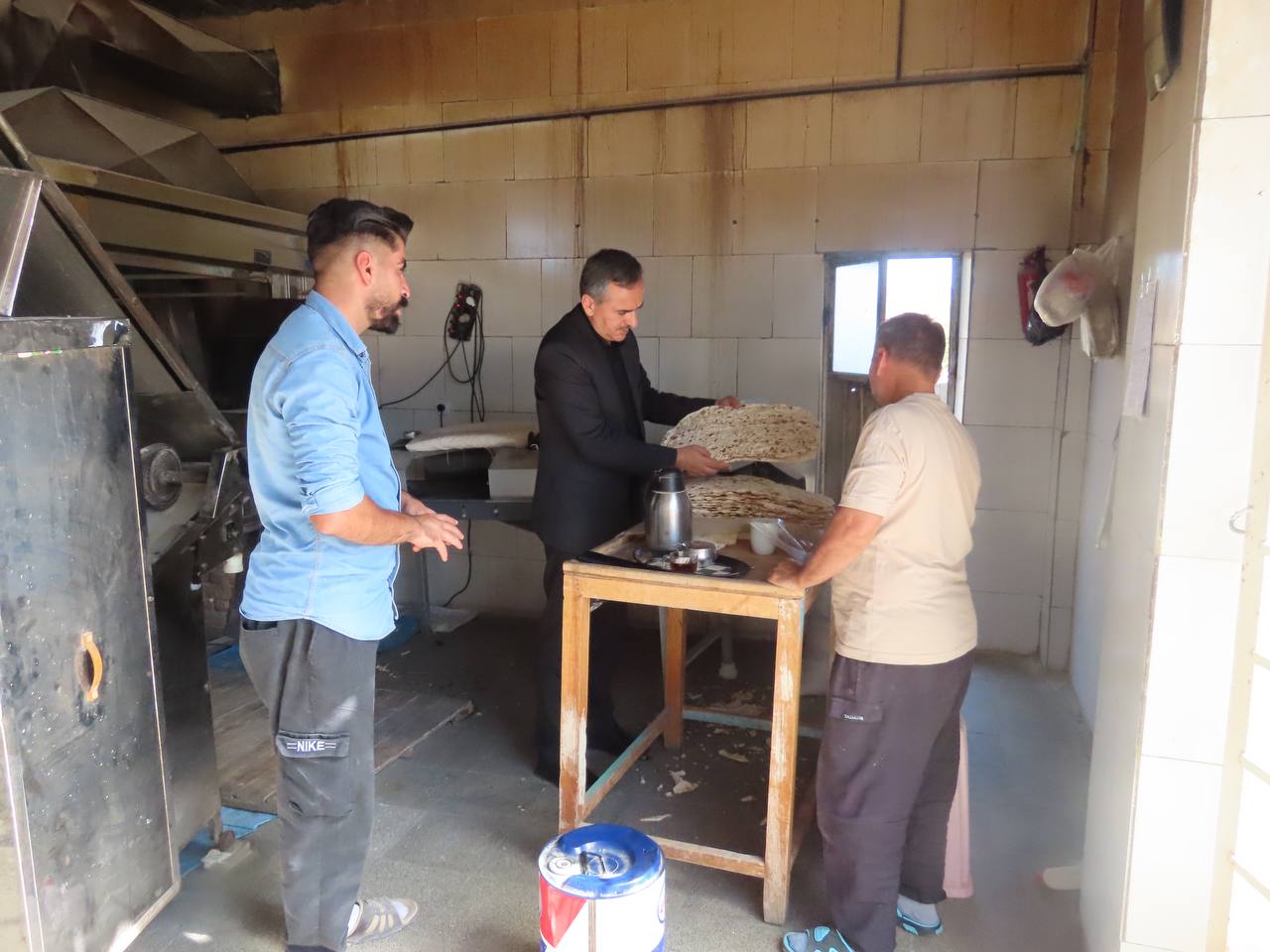 بازدید سرزده فرماندار از نانوایی روستای تاج خاتون