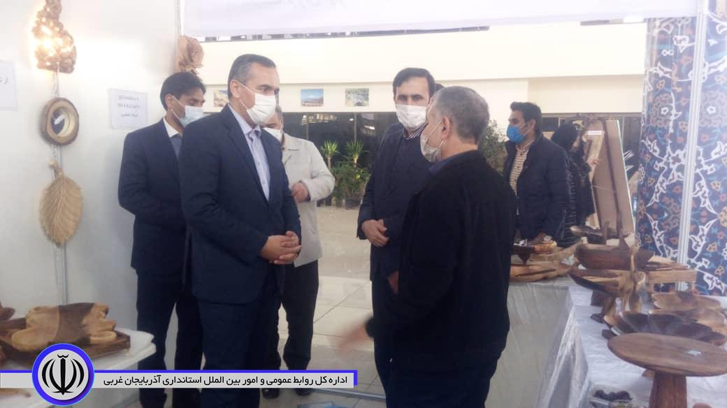 در دومین روز از دهه مبارک فجر : افتتاح نمایشگاه هنر و هنرمندان با حضور شکورزاده فرماندار شهرستان چایپاره در منطقه آزاد تجاری صنعتی ماکو