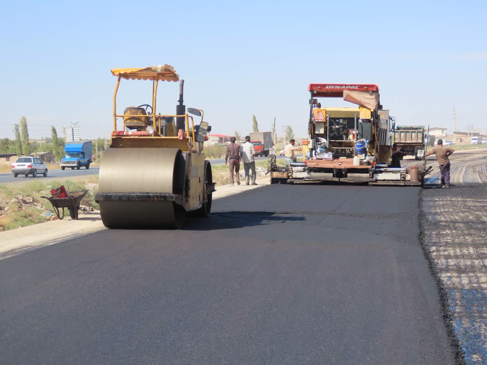 بازدید فرماندار چایپاره از عملیات آسفالت ریزی بزرگراه ایواوغلی - گیت ورودی منطقه آزاد ماکو در محدوده شهرستان