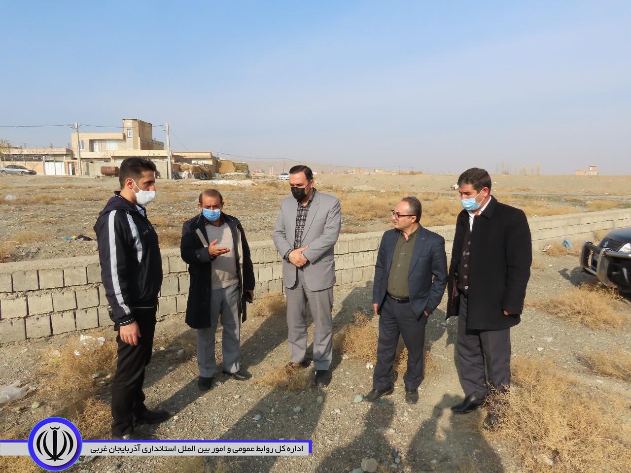 بازید امینی فرماندار شهرستان به همراه مدیر کل ورزش و جوانان و مدیر کل عمرانی وزارت ورزش و جوانان از اماکن ورزشی