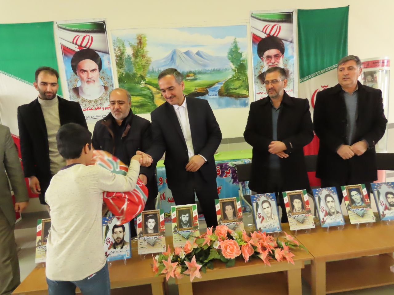 توزیع 100 بسته آموزشی و فرهنگی در دبیرستان خلیج فارس حاجیلار