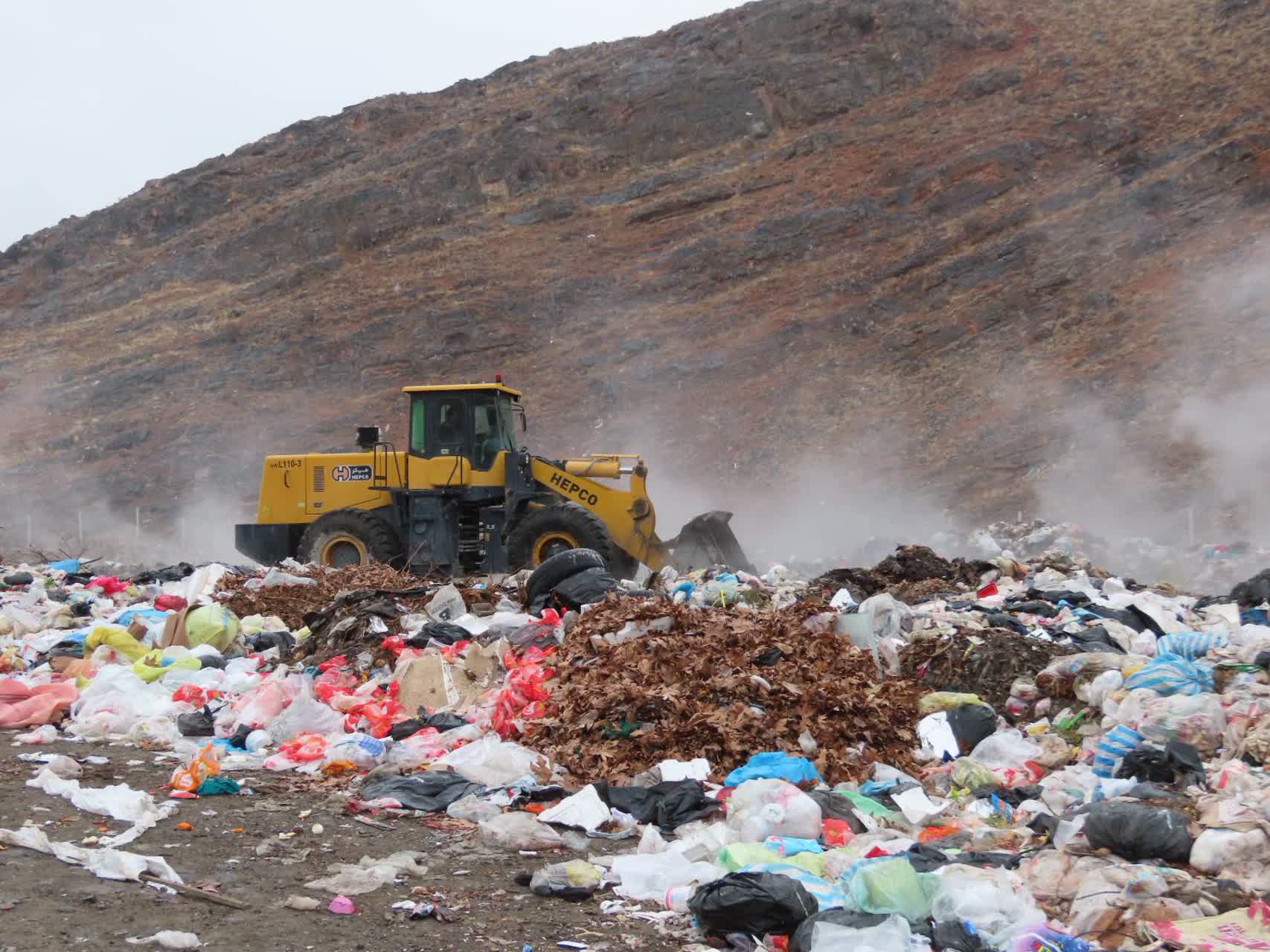 بازدید فرماندار و اعضای کارگروه مدیریت پسماند چایپاره از سایت زباله شهرستان