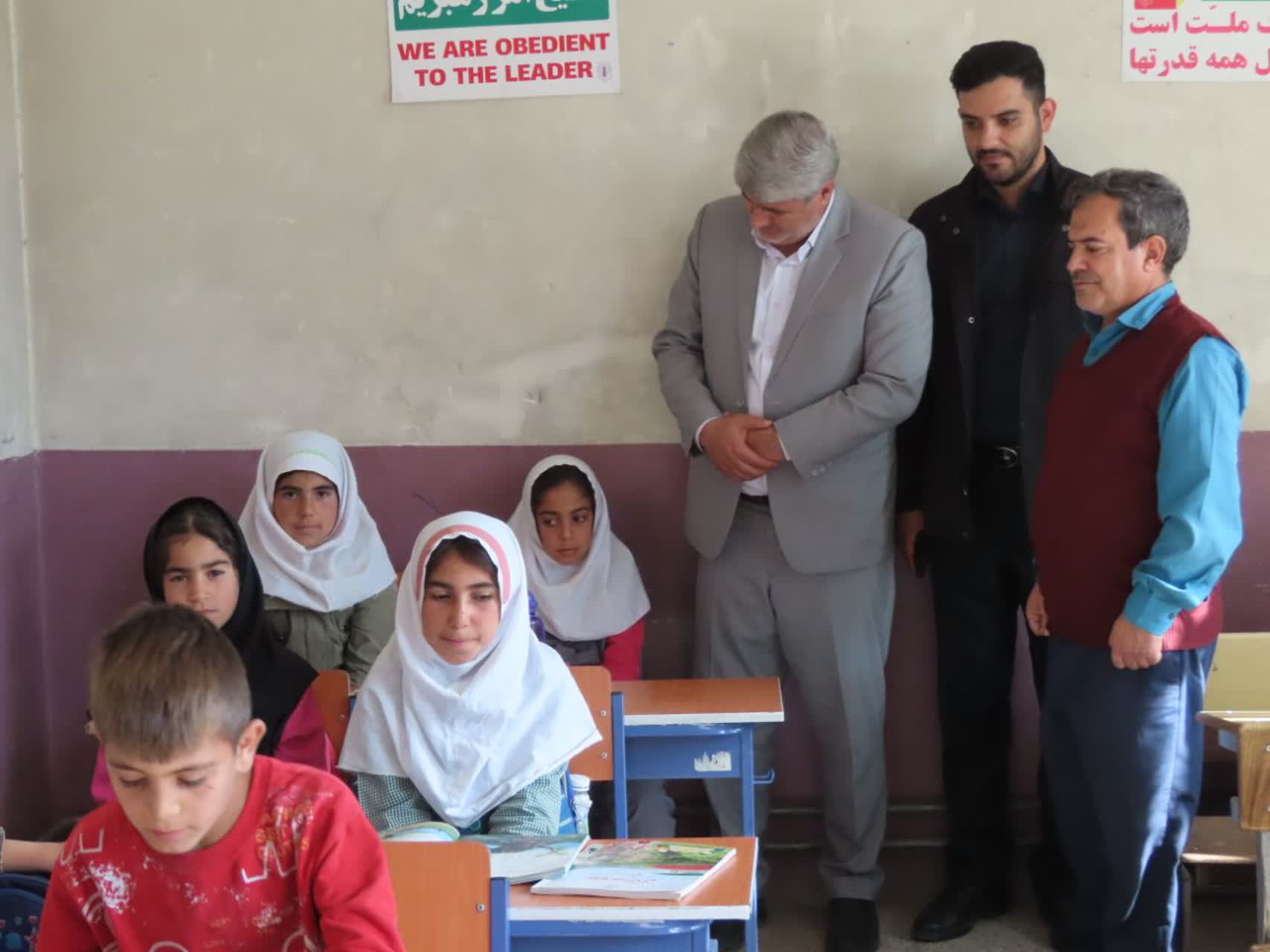 بازدید فرماندار شهرستان چایپاره از دبستان 12 بهمن روستای بالا کهریز