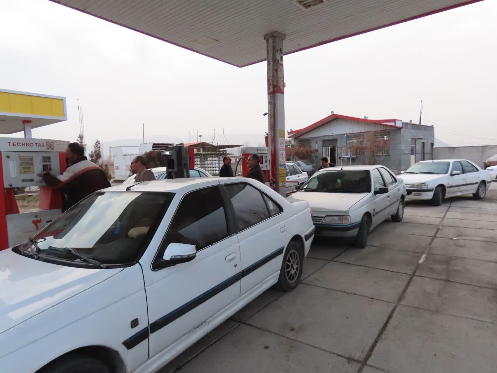 فرماندار شهرستان چایپاره از جایگاه‌های عرضه سوخت در سطح شهر بازدید کرد