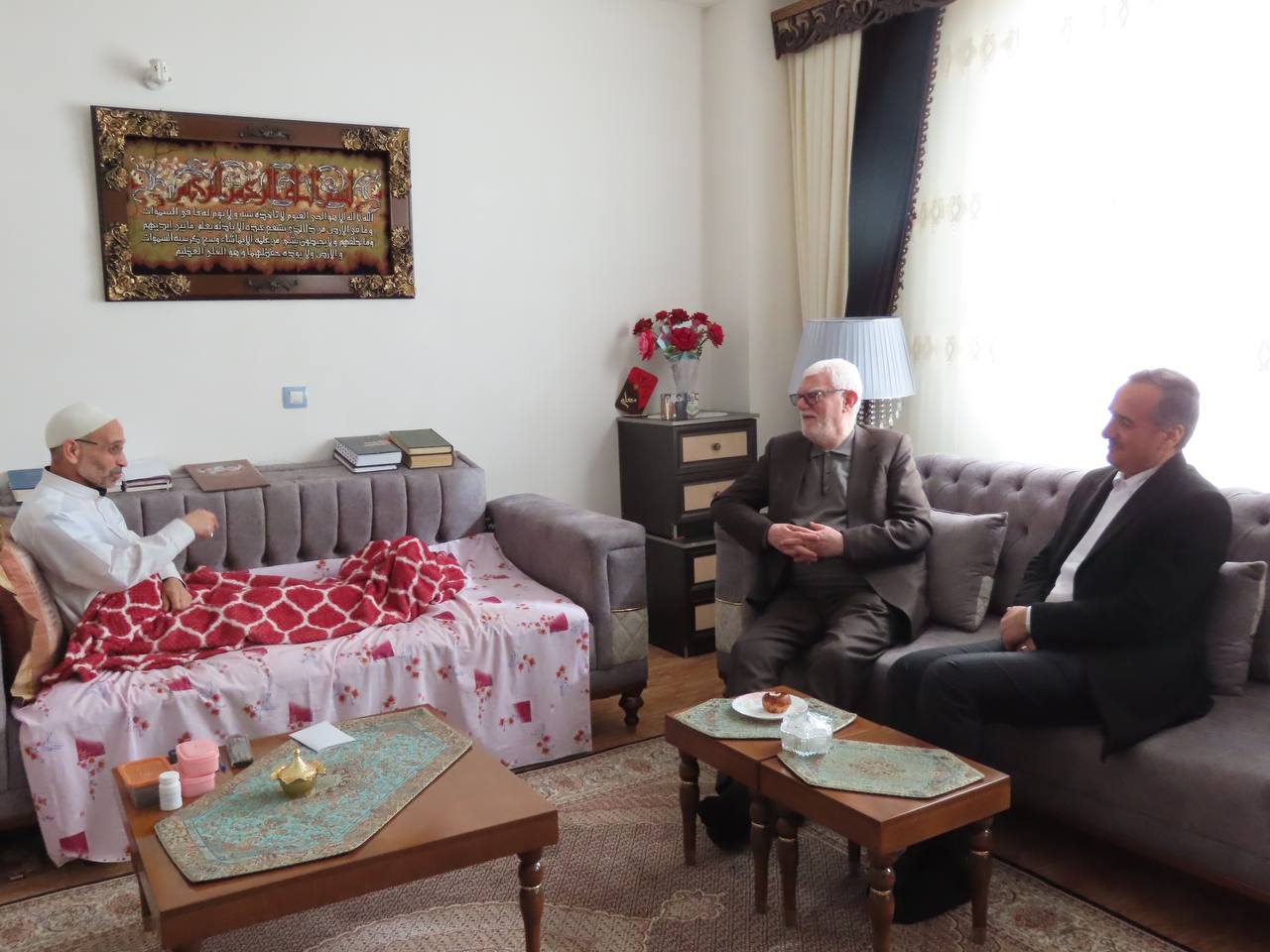دیدار و عیادت فرماندار از رزمنده روحانی و قاری مطرح کشوری