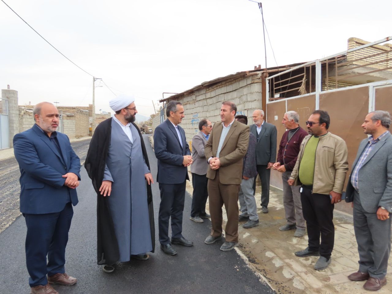 بازدید میدانی فرماندار شهرستان چایپاره از آسفالت ریزی معابر روستای دیزج حاتم خان