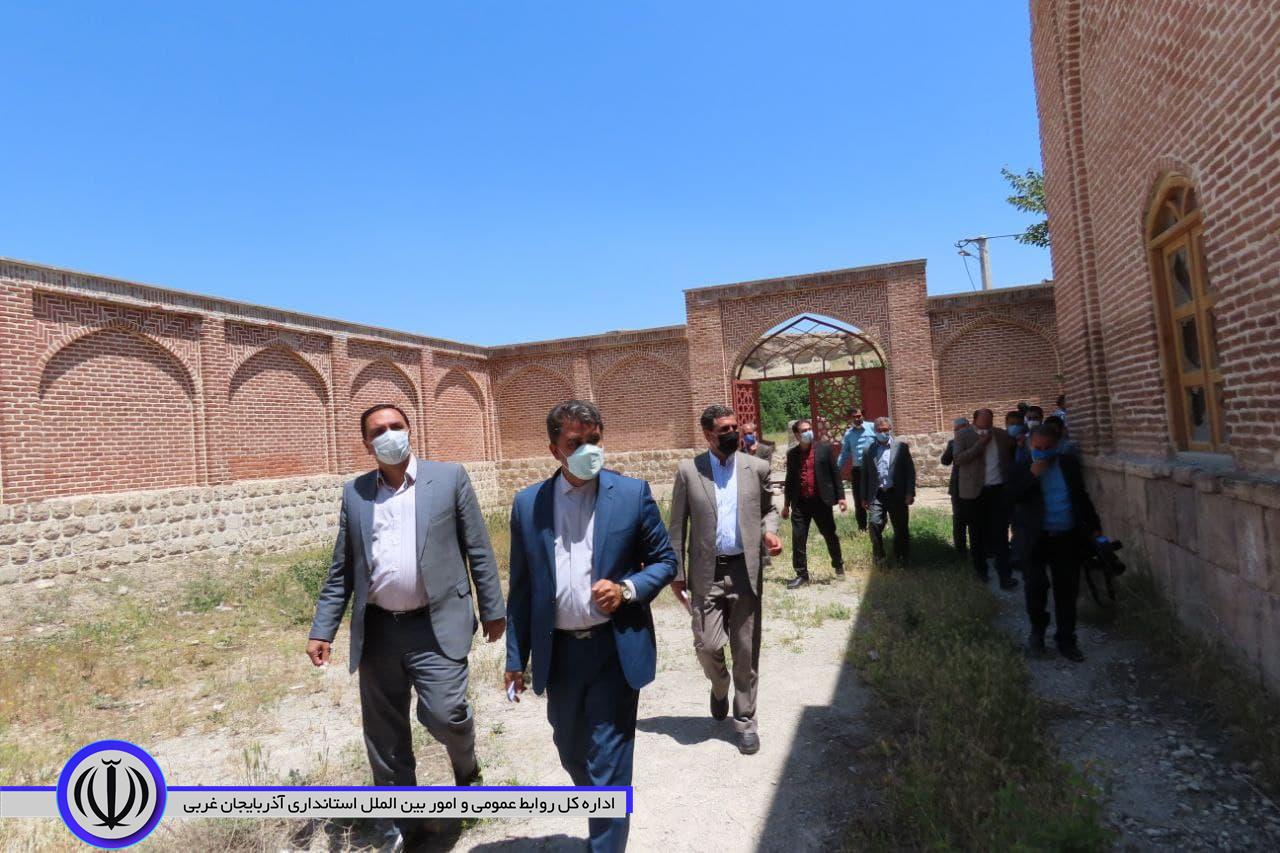 حضور دکتر نجف زاده نماینده مردم خوی و چایپاره در مجلس شورای اسلامی وامینی فرماندار شهرستان در روستای تاریخی و گردشگری چورس
