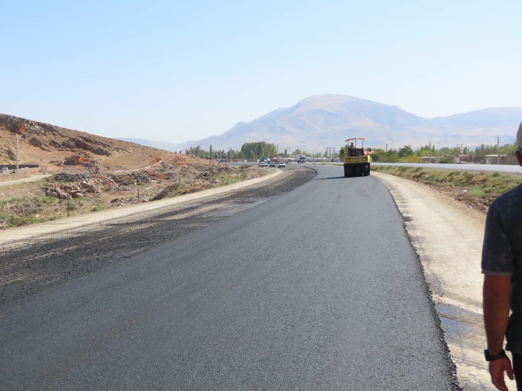 بازدید فرماندار چایپاره از عملیات آسفالت ریزی بزرگراه ایواوغلی - گیت ورودی منطقه آزاد ماکو در محدوده شهرستان