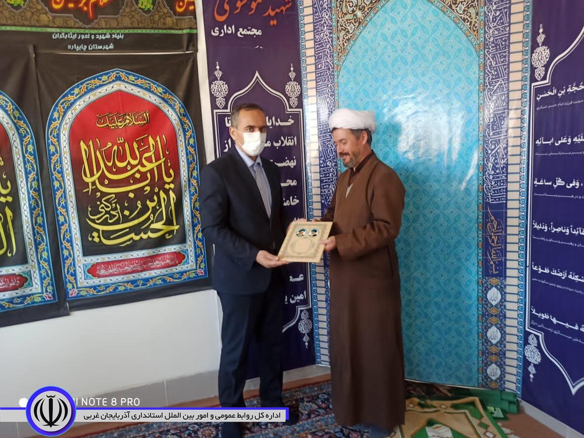 حضور فرماندار شهرستان چایپاره در مجتمع اداری جهت اقامه نماز جماعت