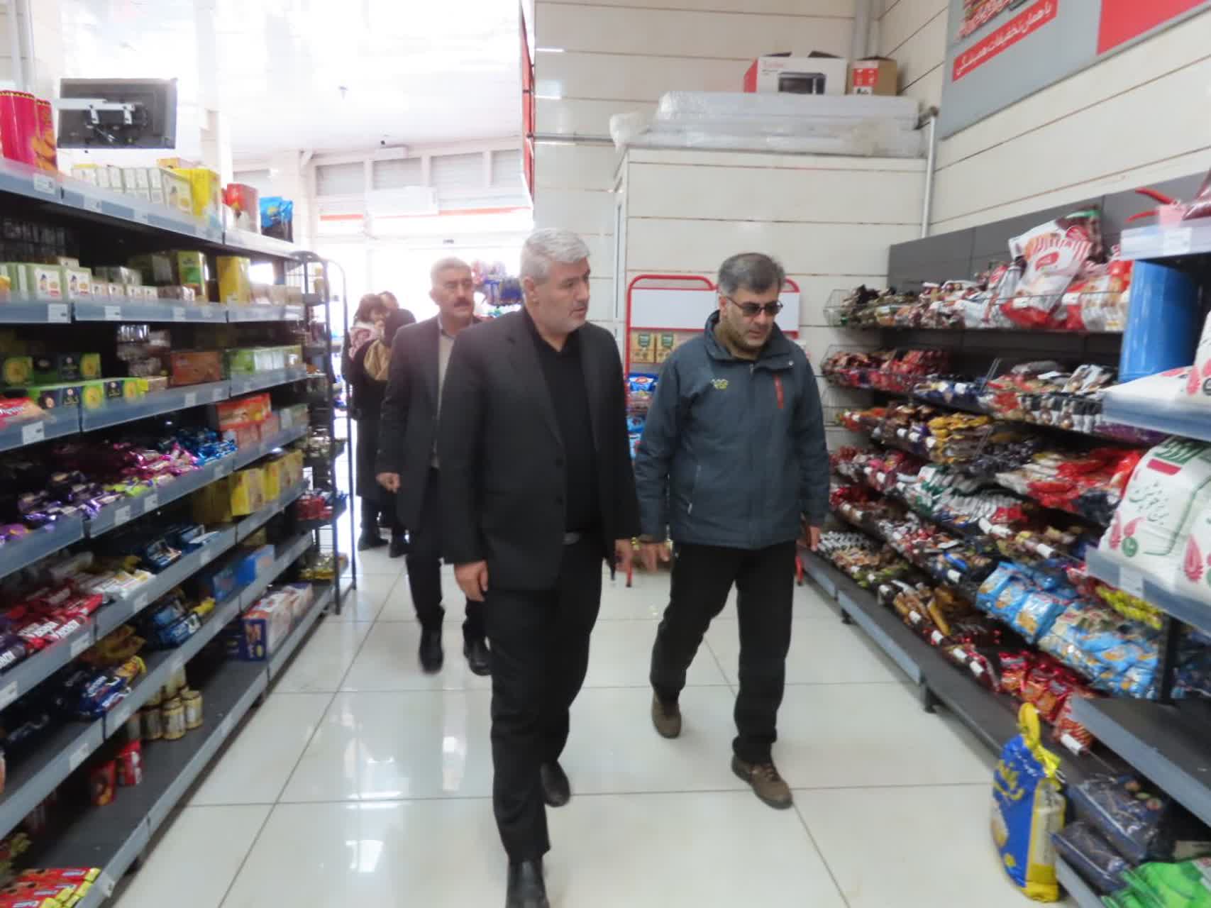 حضور میدانی فرماندار چایپاره برای رصد وضعیت بازار و نظارت بر تأمین کالاهای اساسی