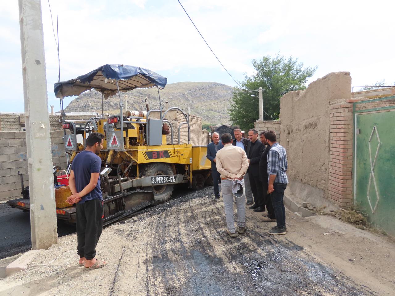 بازدید فرماندار از روند آسفالتریزی معابر سطح روستای کسیان