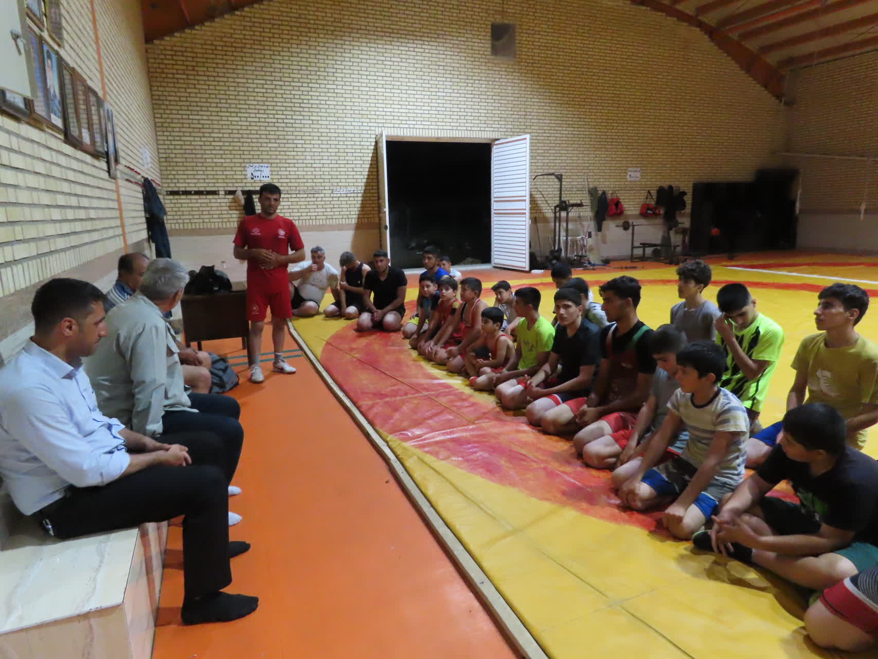 حضور فرماندار شهرستان در محل تمرین تیم کشتی چایپاره