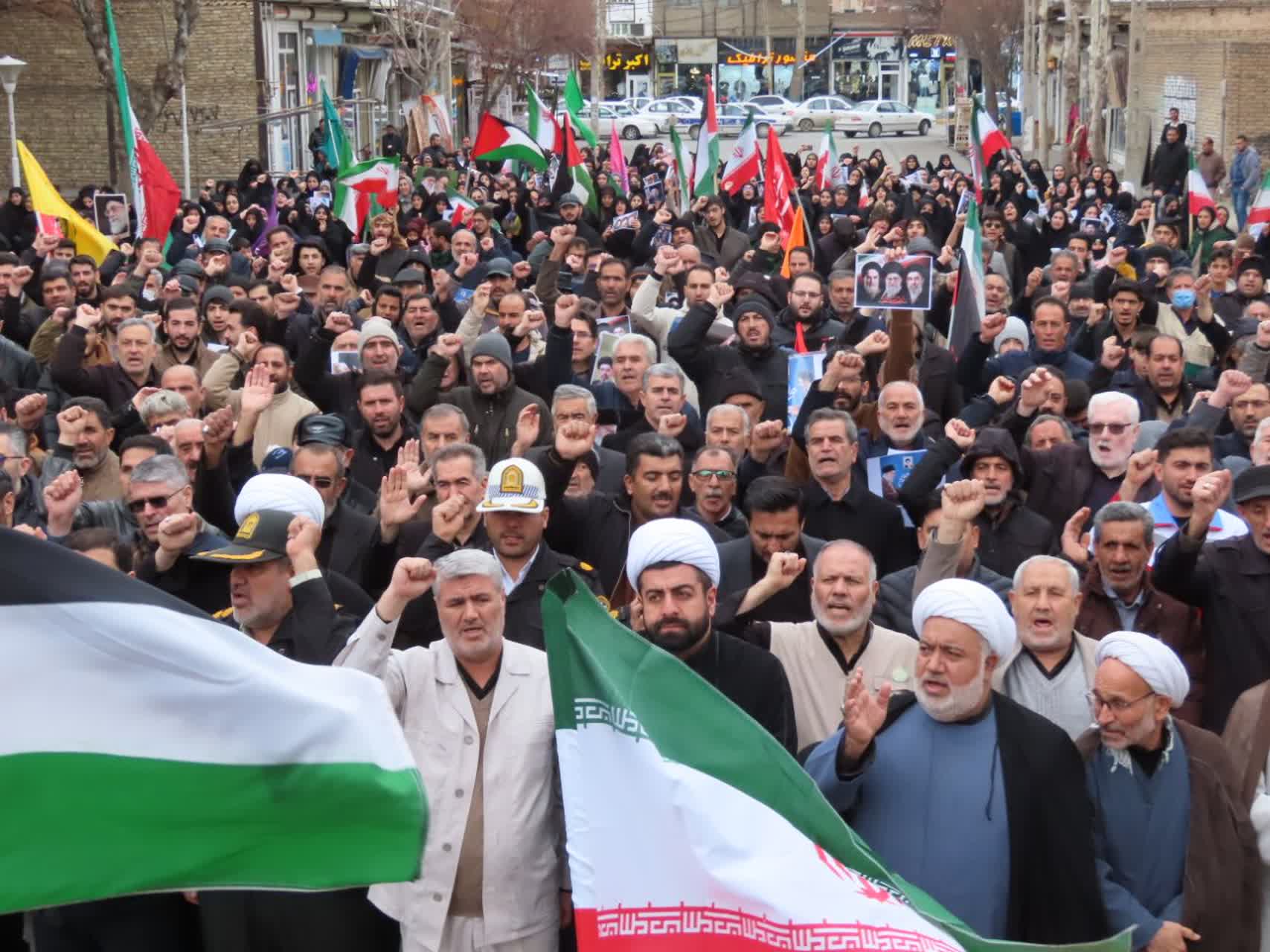 طنین انداز شدن شعار "لبیک یا خامنه‌ای" در چایپاره