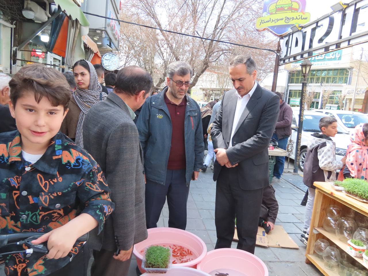 بازدید سرزده فرماندار چایپاره از بازار شب عید شهرستان
