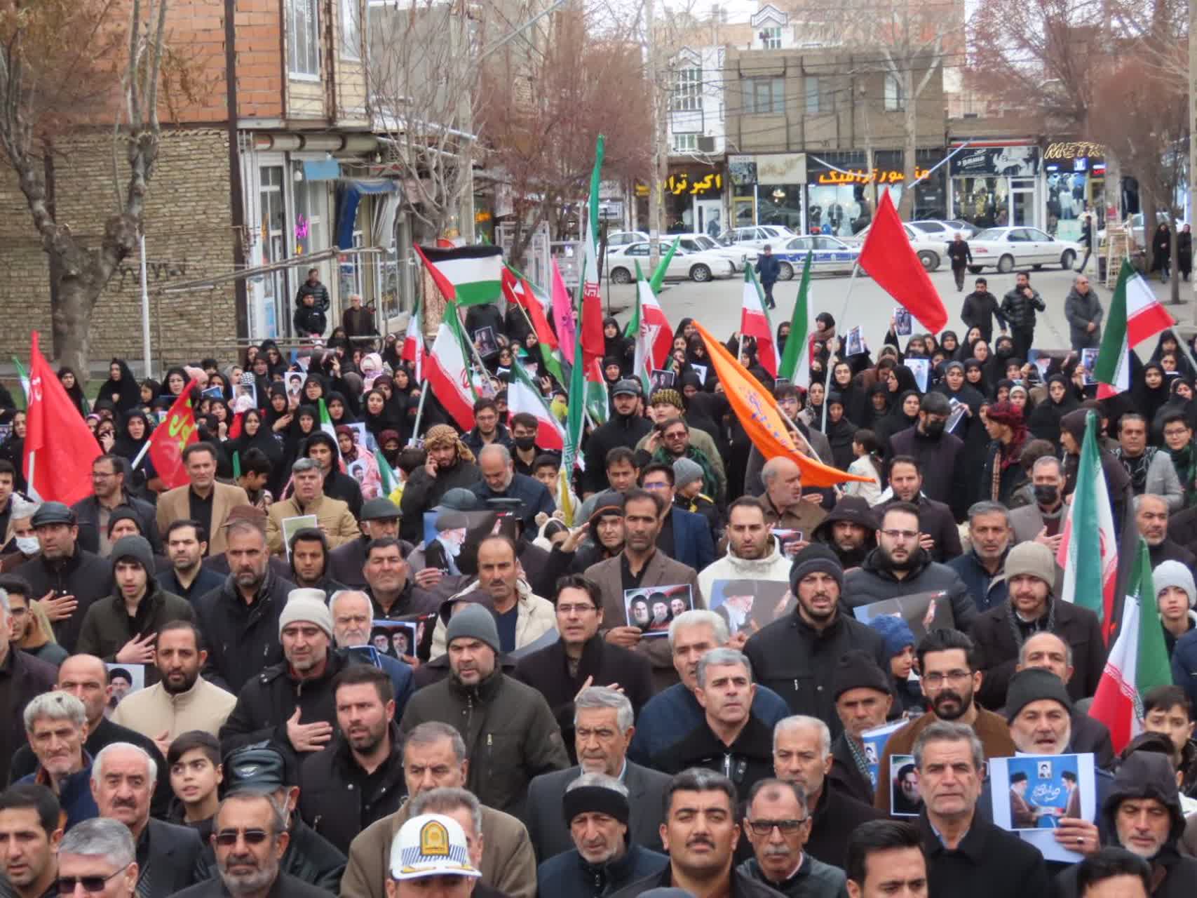 طنین انداز شدن شعار "لبیک یا خامنه‌ای" در چایپاره