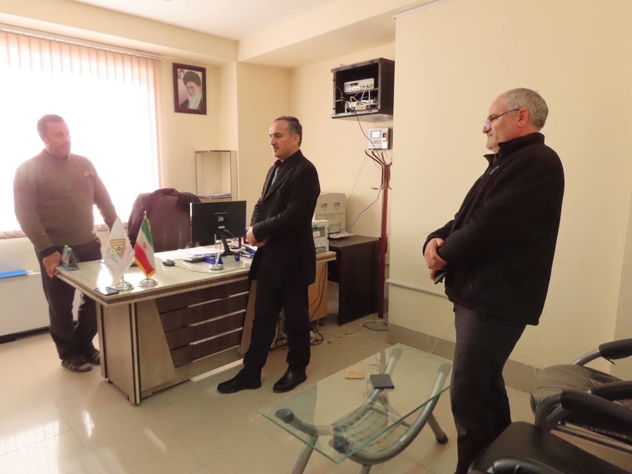 بازدید سرزده سعید شکورزاده فرماندار چایپاره از صندوق کارآفرینی و امید شهرستان