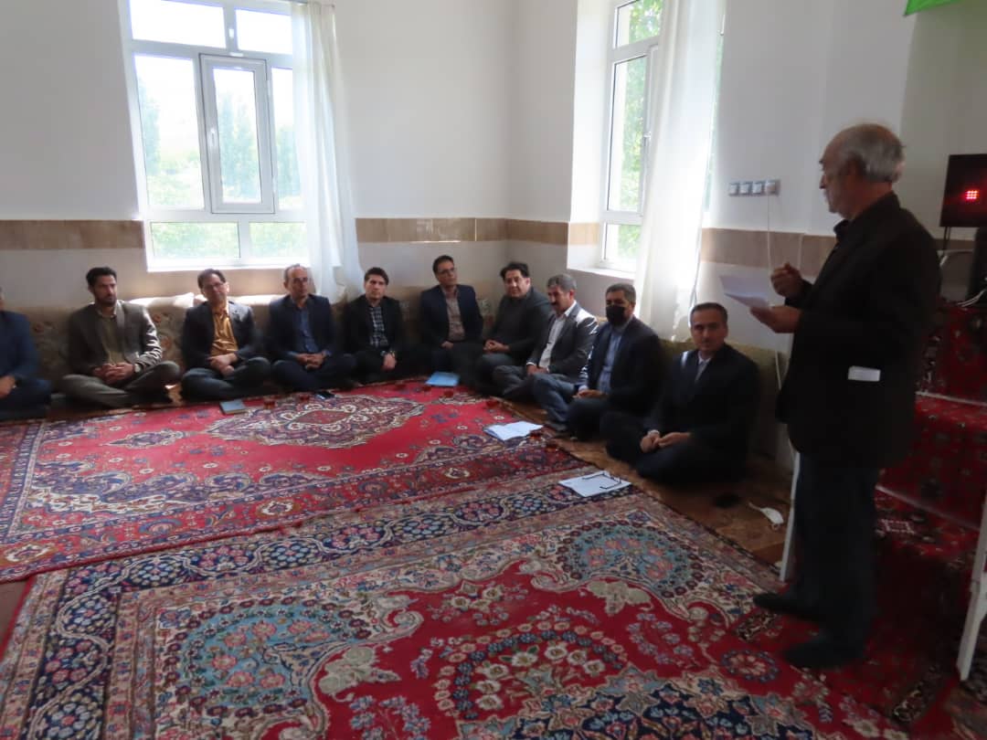 فرماندار شهرستان چایپاره از روستای حسین آباد دوزن بازدید و با مردم شریف آن روستا دیدار نمود.