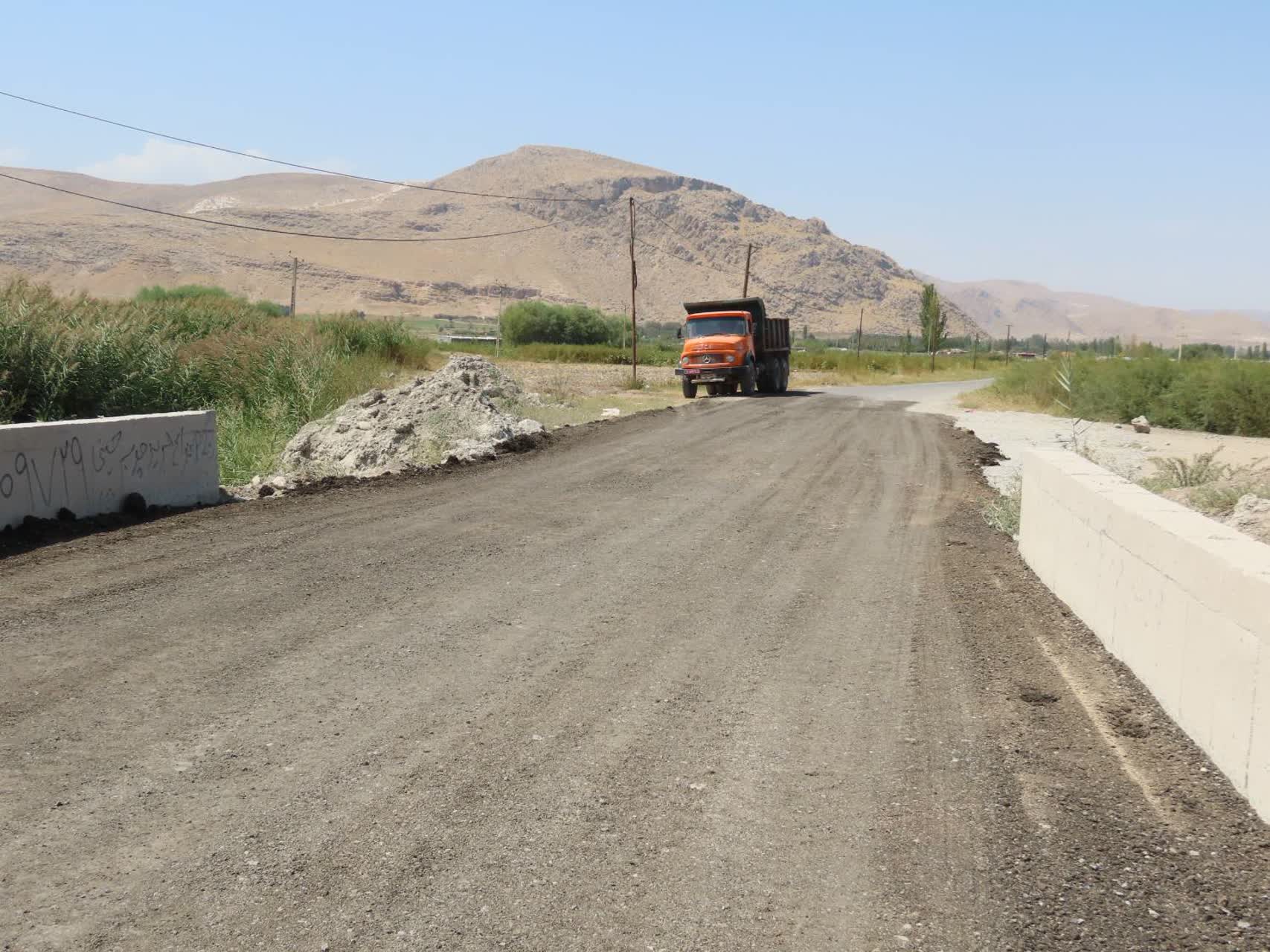 بازدید فرماندار چایپاره از عملیات آسفالت ریزی پل روستای بادکی شهرستان