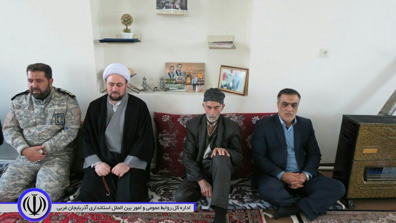 دیدار فرماندار به همراه اعضای شورای تامین شهرستان با خانواده معظم شهدا به مناسبت دهه مبارک فجر درشهرستان چایپاره