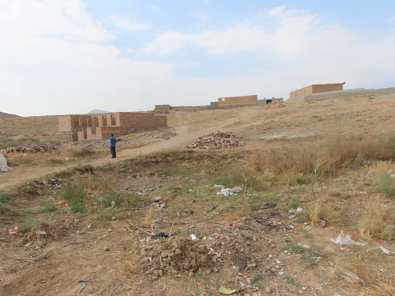 بازدید میدانی فرماندار از محل زمین احداث خانه بهداشت و چمن مصنوعی روستای بابل آباد