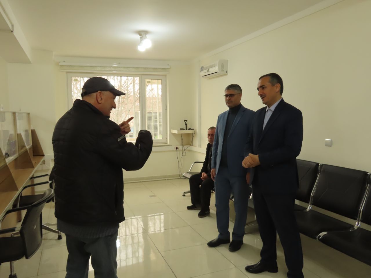 بازدید سرزده فرماندار شهرستان چایپاره از دستگاههای اجرایی برای بررسی خدماترسانی به مردم