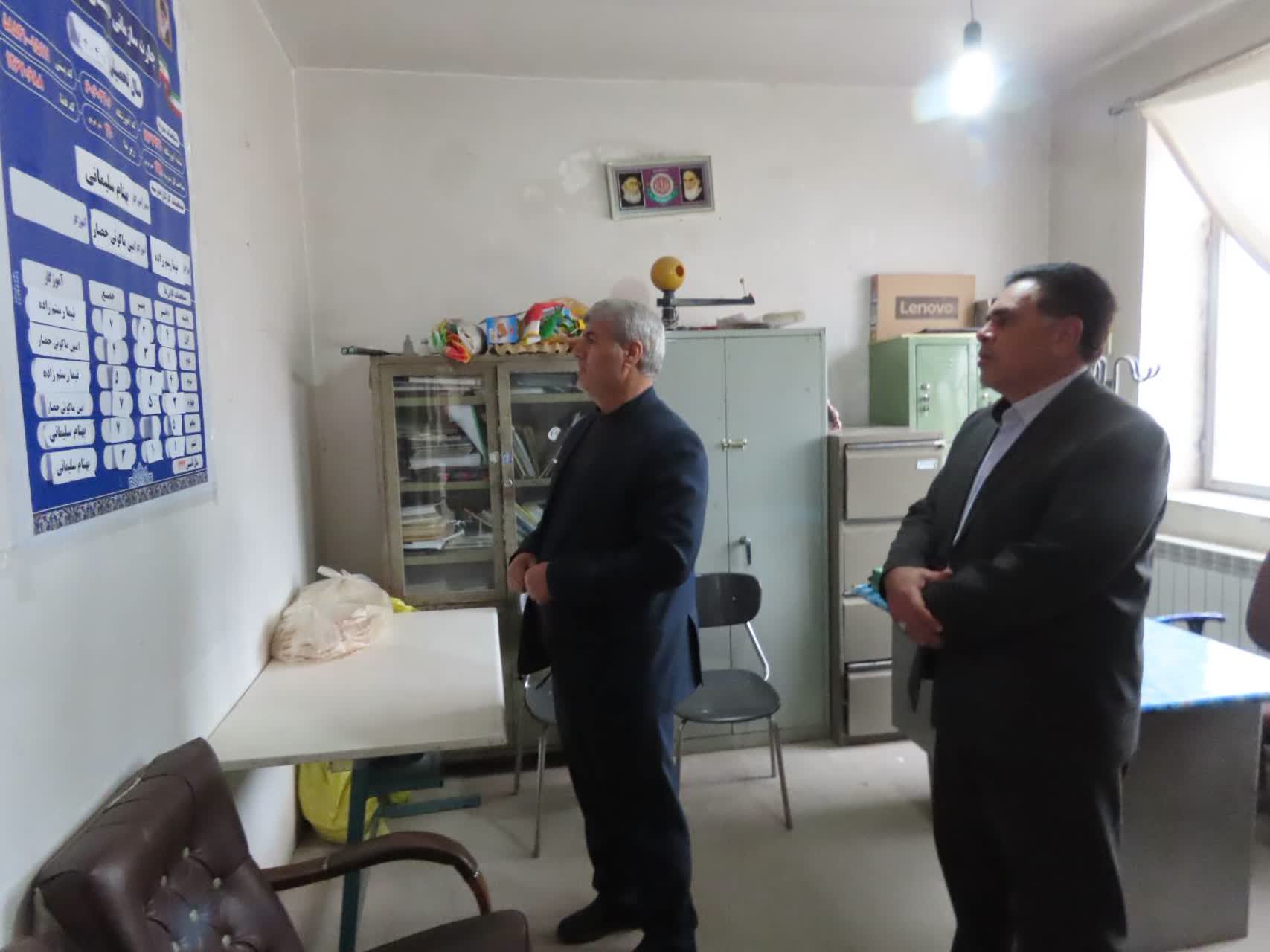 بازدید فرماندار شهرستان چایپاره از دبستان شهید اصغری روستای حاج احمد کندی