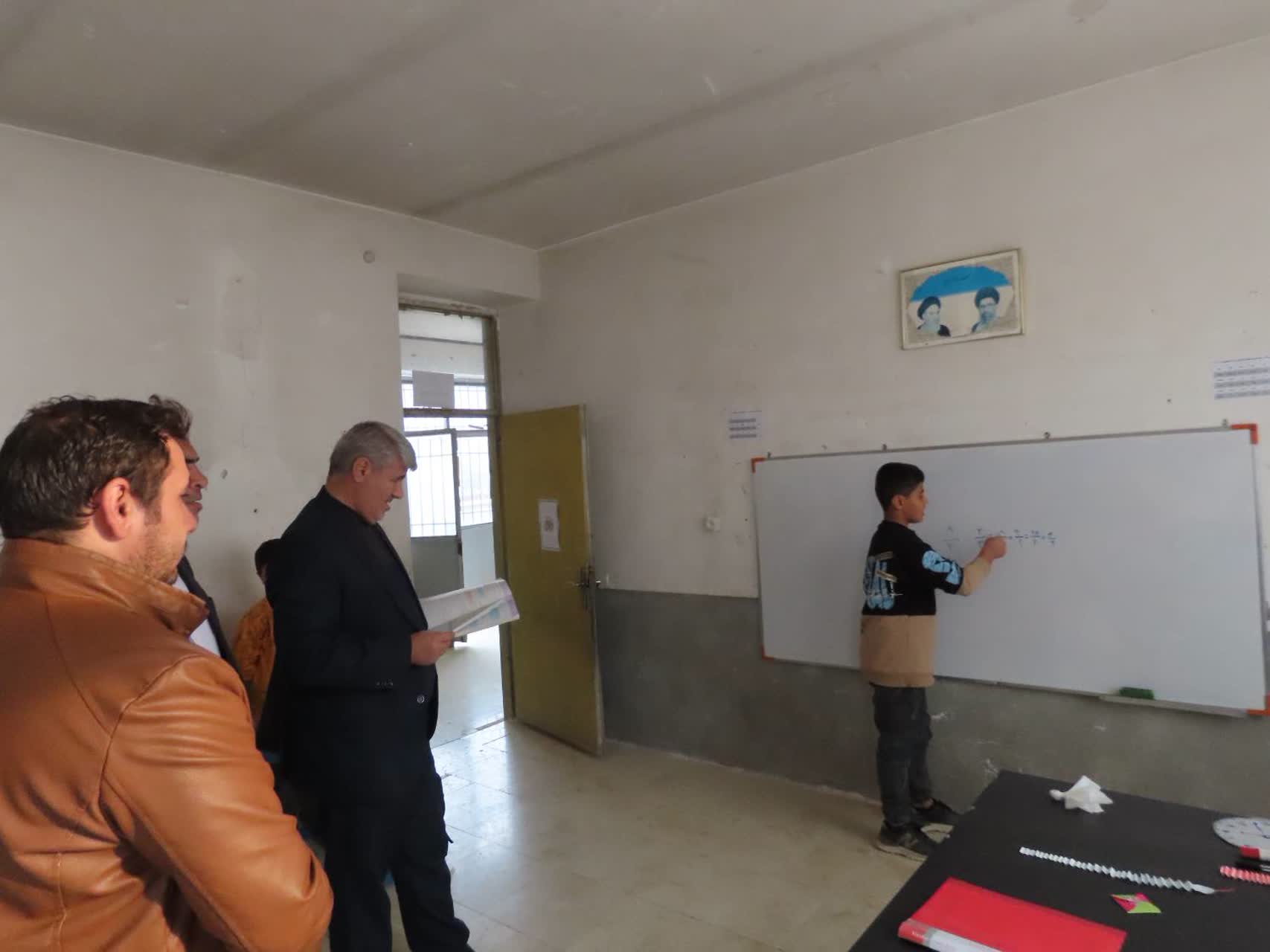 بازدید فرماندار شهرستان چایپاره از دبستان شهید اصغری روستای حاج احمد کندی