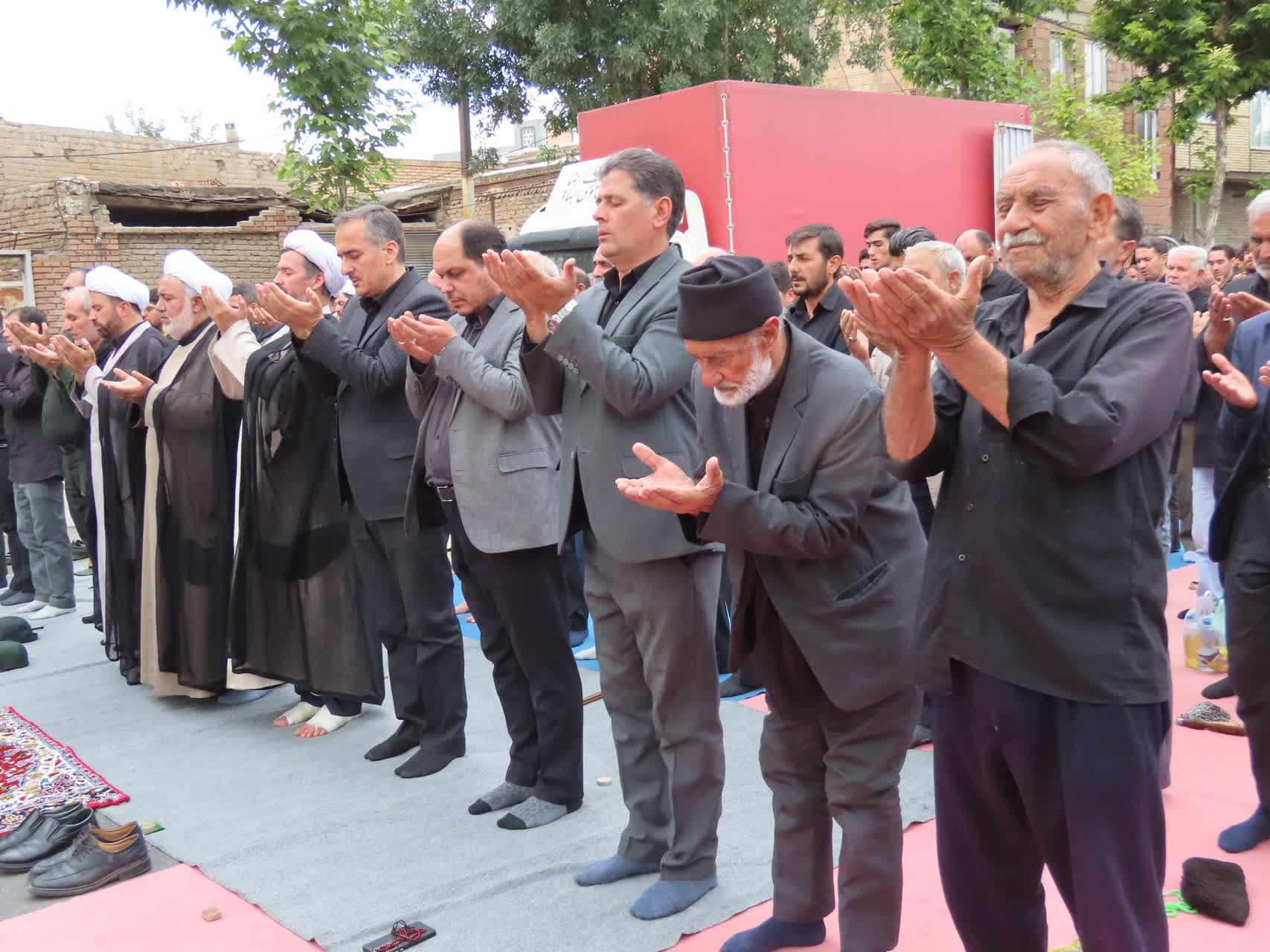 اقامه نماز ظهر عاشورا