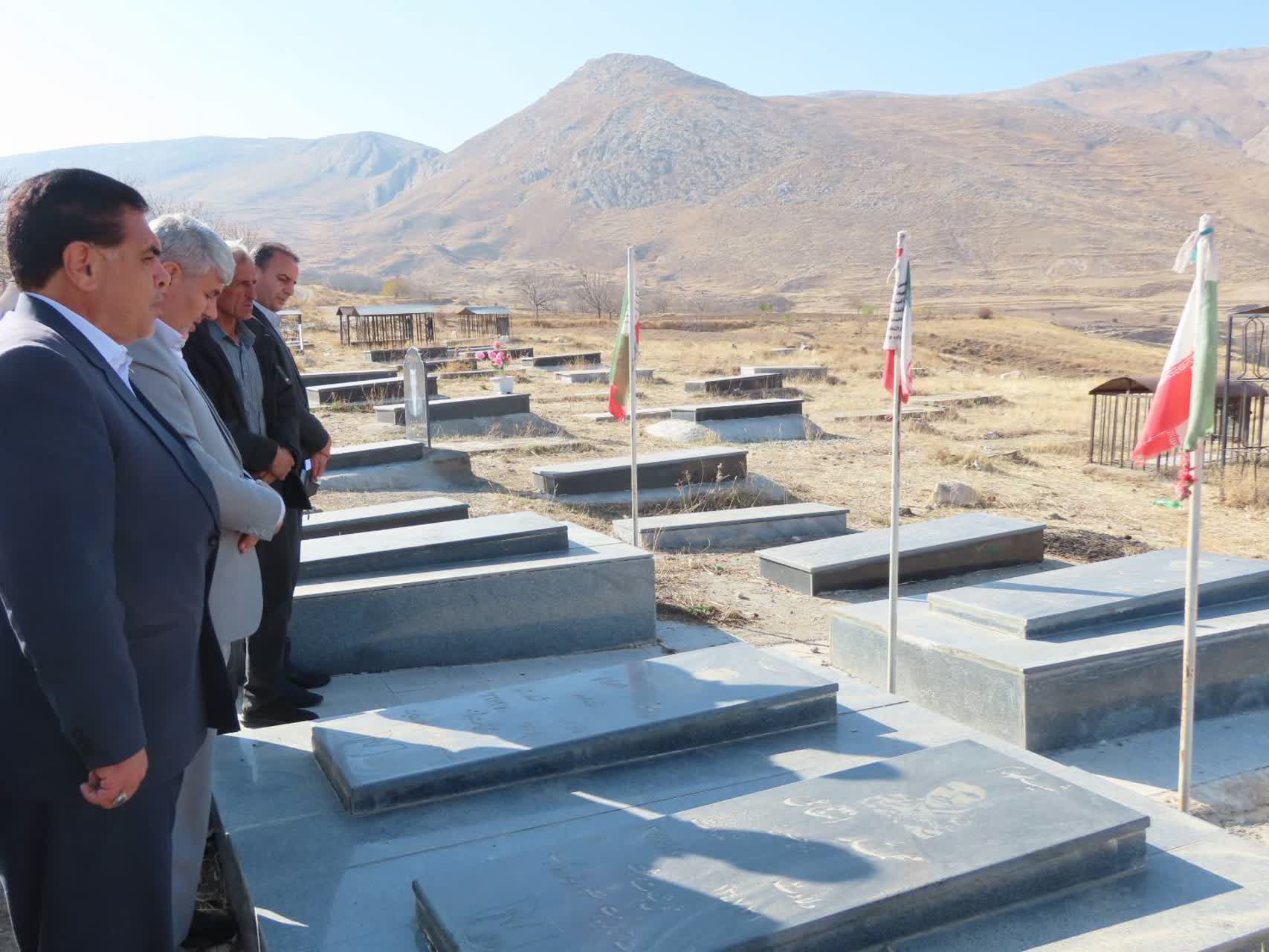 ادای احترام فرماندار شهرستان چایپاره به مقام شامخ شهدای روستای چیرکندی