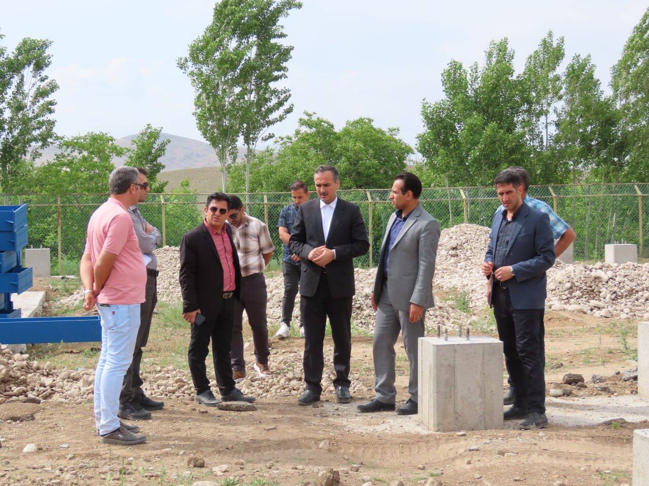 بازدید فرماندار چایپاره و مدیرکل ورزش و جوانان استان از اجرای عملیات عمرانی سالن ورزشی روستای چورس