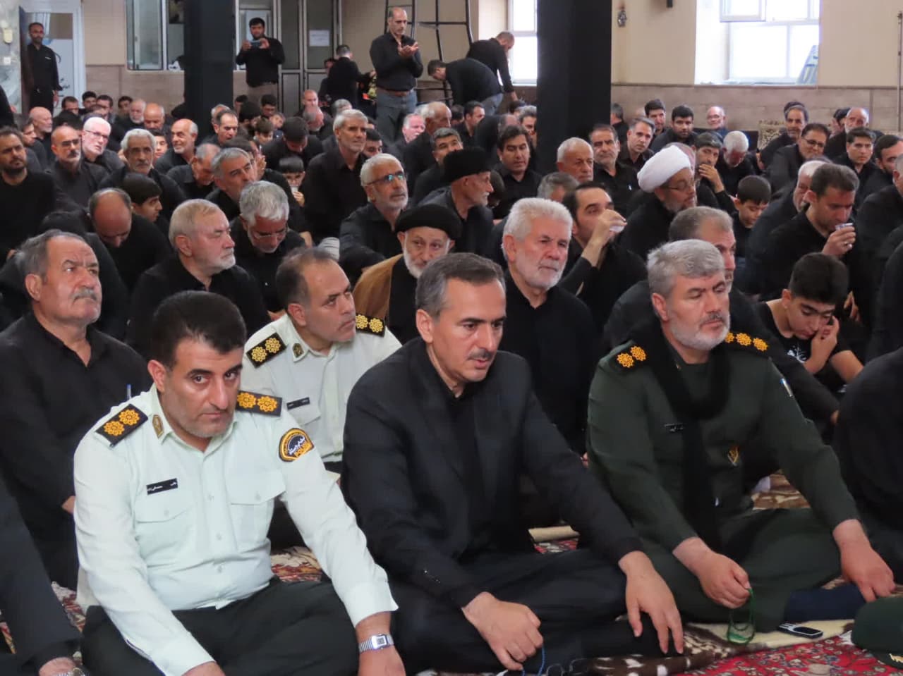 اقامه نماز جمعه همزمان با نماز ظهر عاشورا در مسجد جامع شهر قره ضیاء الدین