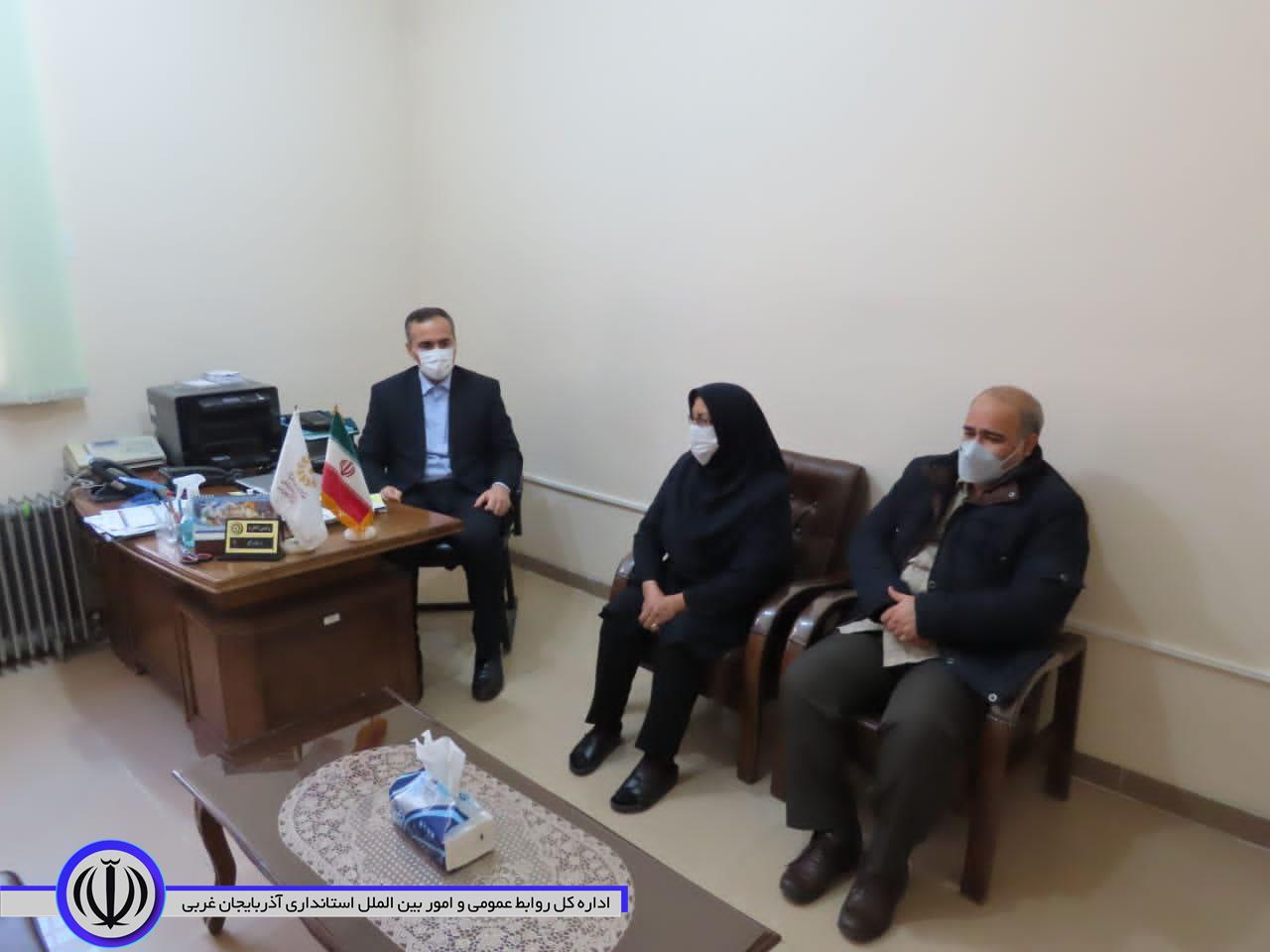 بازدید سرزده شکورزاده از کتابخانه عمومی شهرستان