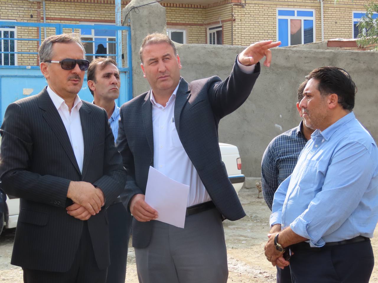 بازدید میدانی فرماندار از محل زمین احداث خانه بهداشت و چمن مصنوعی روستای بابل آباد