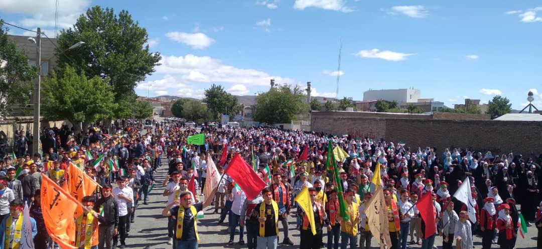 سرود سلام فرمانده با حضور پرشور 2 هزار نفر از دانش آموزان دختر و پسر در شهرستان چایپاره اجرا شد