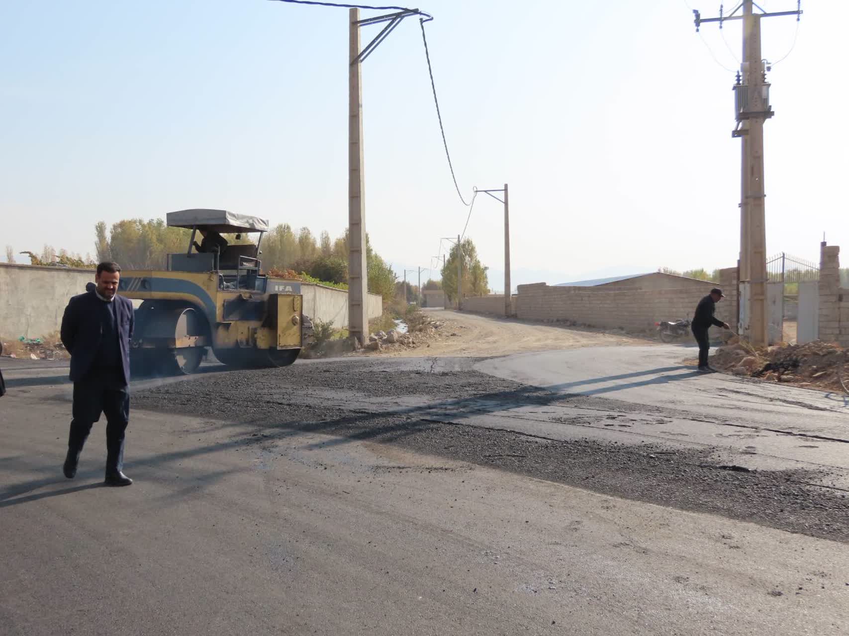 بازدید فرماندار چایپاره از عملیات آسفالت ریزی مسیر ضلع شرقی بلوار انقلاب شهرستان