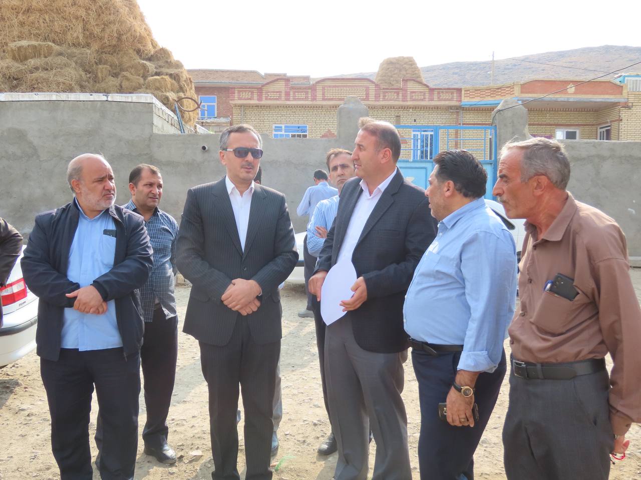 بازدید میدانی فرماندار از محل زمین احداث خانه بهداشت و چمن مصنوعی روستای بابل آباد