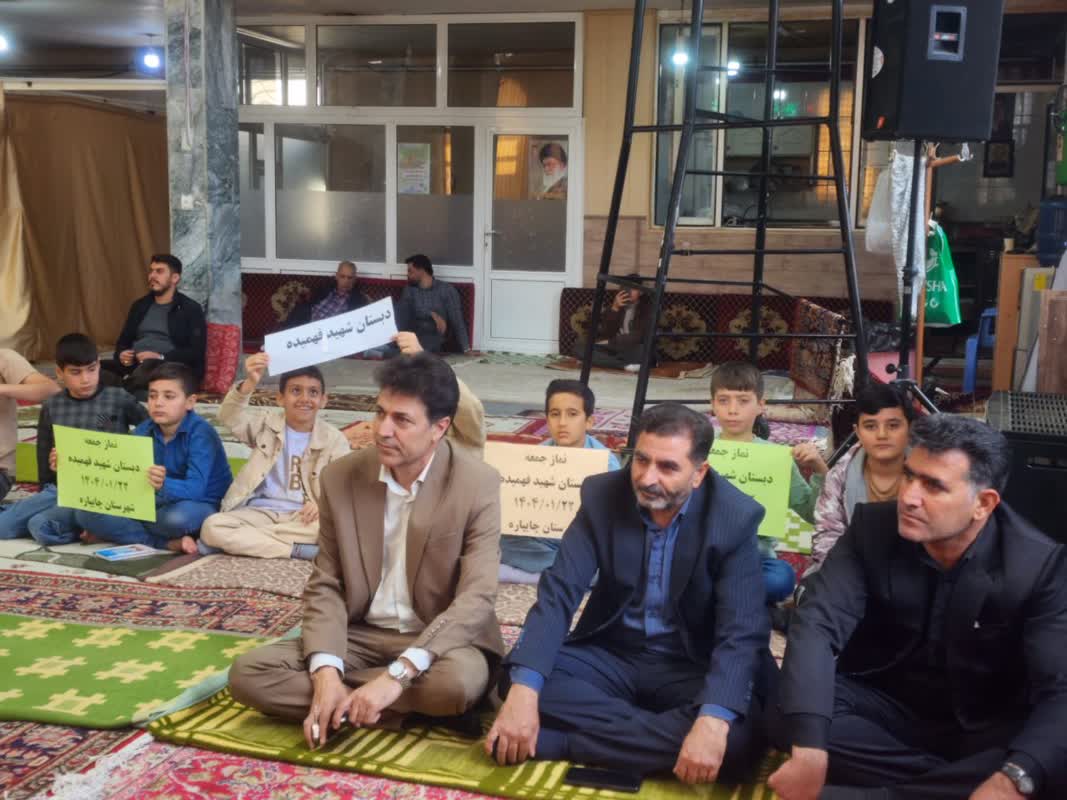 حضور جمعی از دانش آموزان مدارس در نماز عبادی سیاسی جمعه